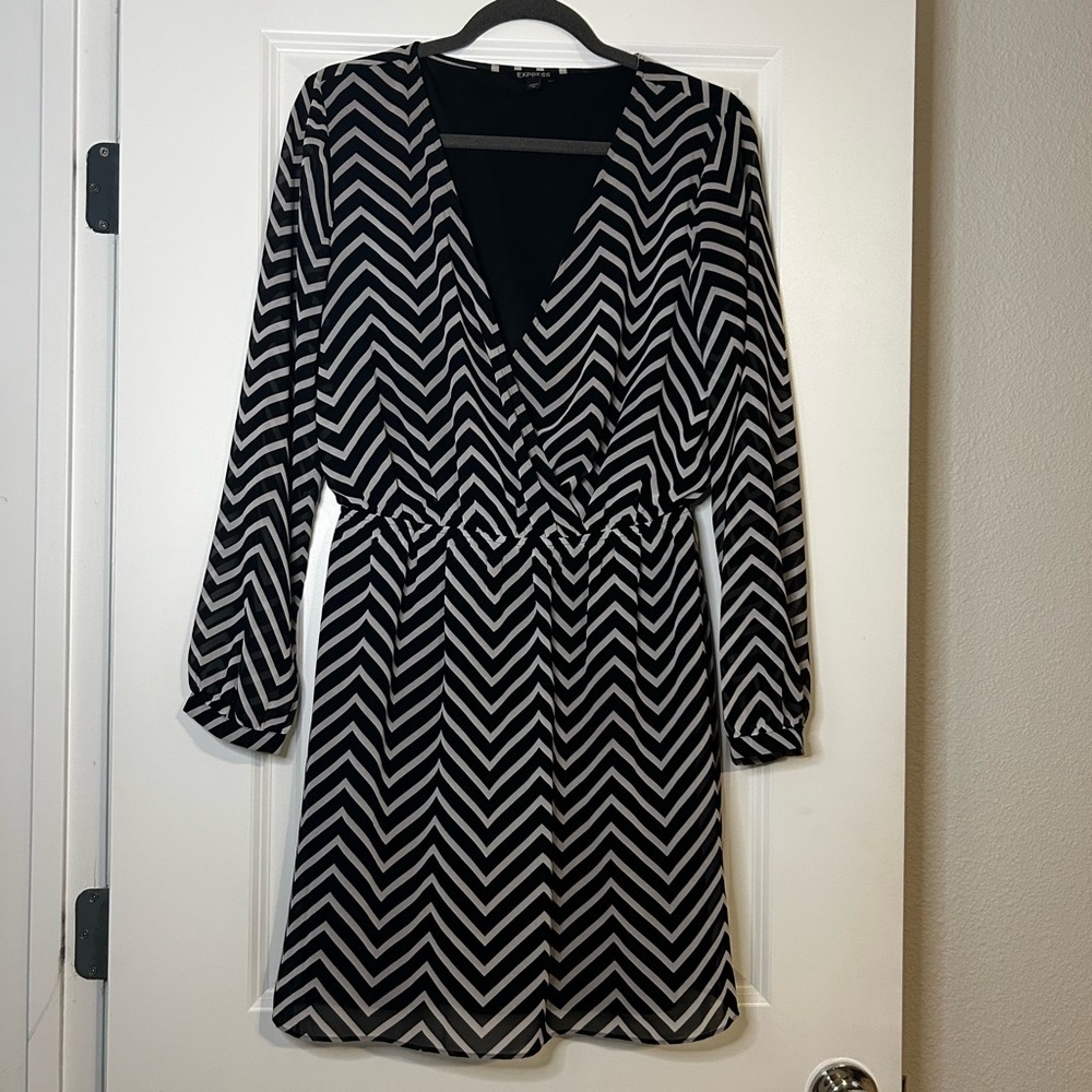 Express Women’s Black and White Chevron Dress Size Medium - Picture 1 of 6